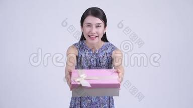 快乐的亚洲孕妇送礼品盒